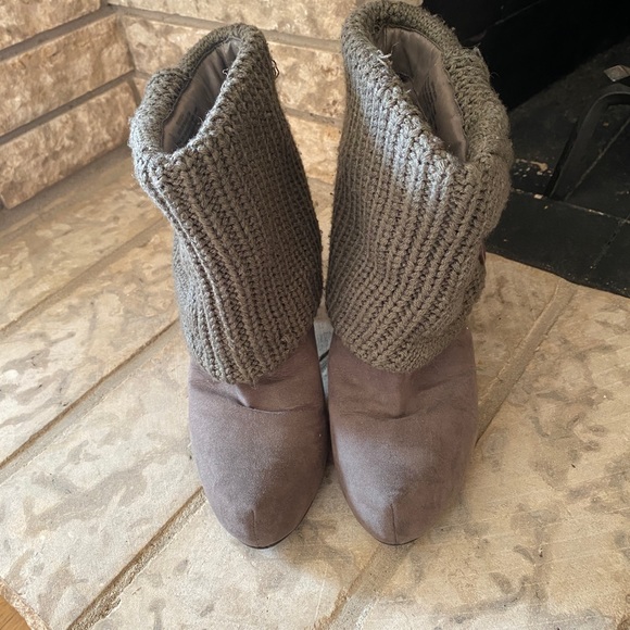 GUESS sweater booties - Picture 2 of 8